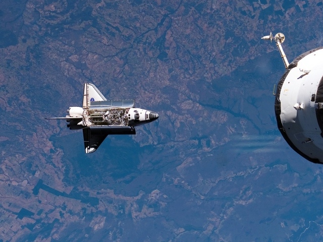 Шаттл НАСА идет на стыковку с МКС