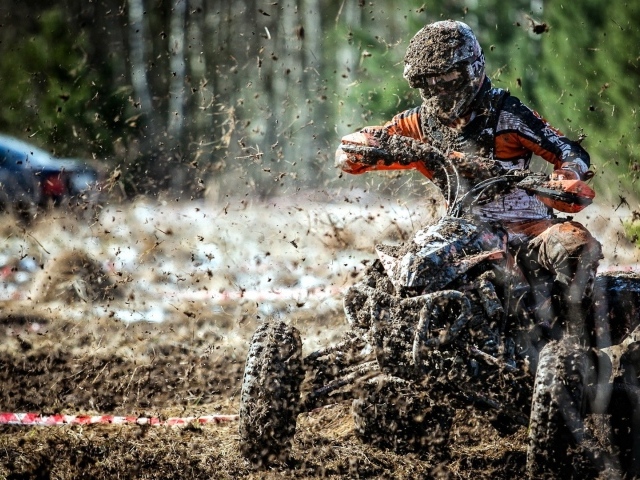 Гонщик едет по грязи