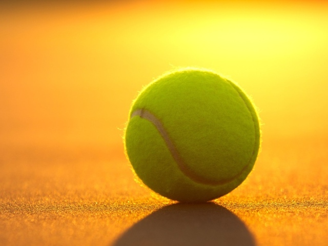 Освещенный солнцем теннисный мяч