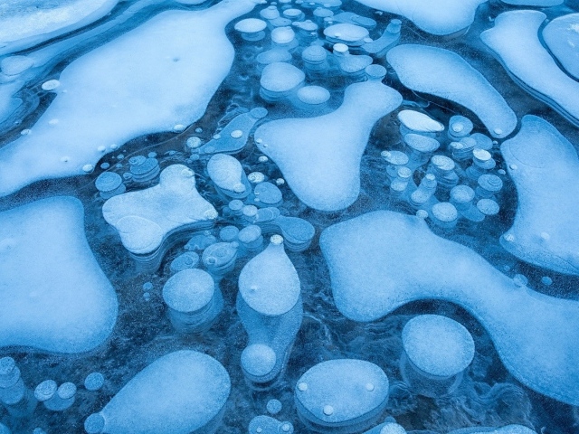 Причудливые изгибы голубого льда