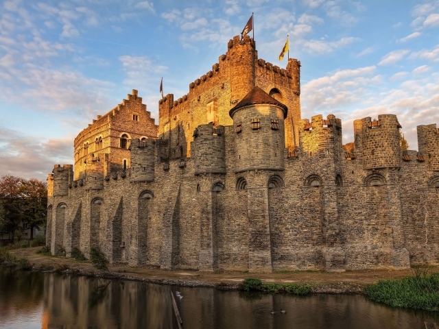 Старинный замок с высокими стенами