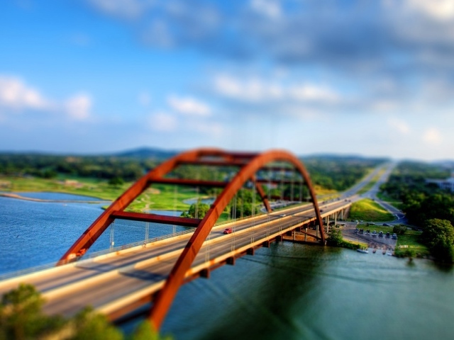 Арочный мост на трассе через реку