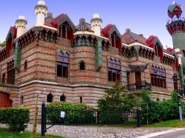 Яркий сказочный замок