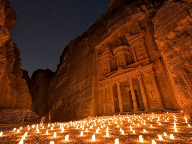 Свечи у входа в Петру