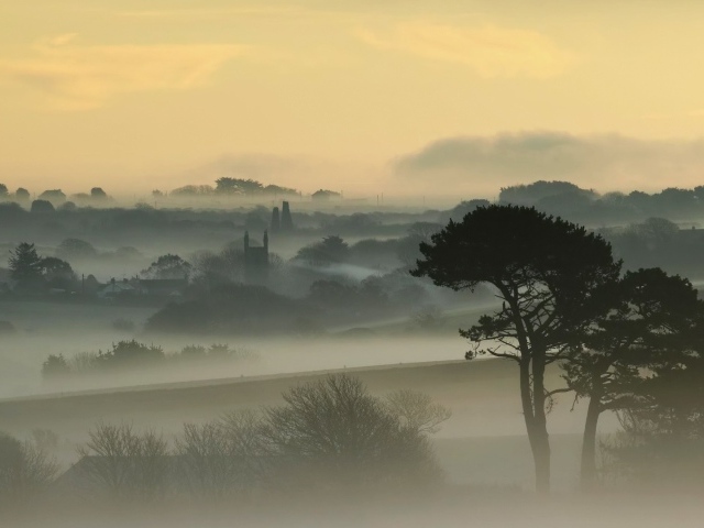 Город, покрытый густым туманом