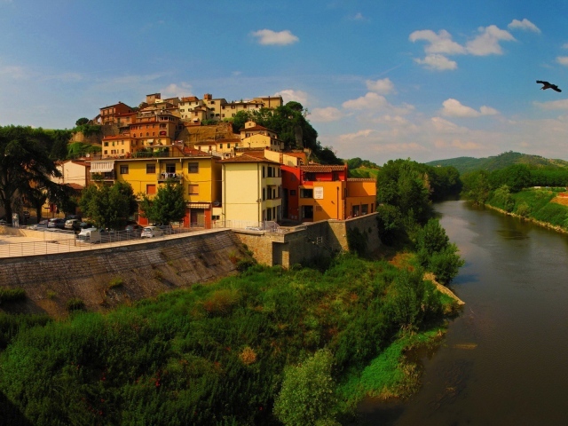 Дома на холме у берега реки