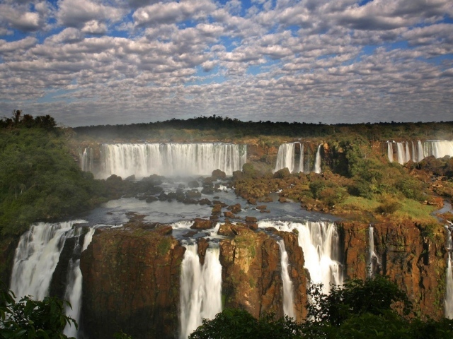 Водопады Игуасу на границе Бразилии и Аргентины