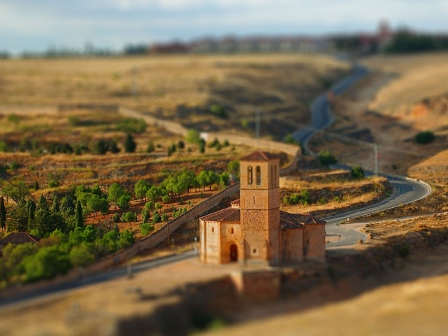 Старый каменный дом у дороги