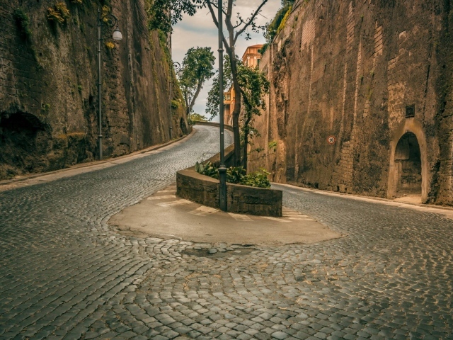 Крутой поворот среди скал