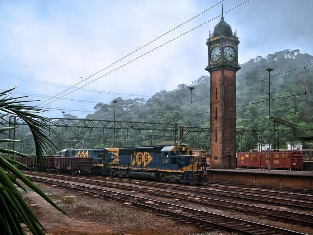 Башня с часами на старом вокзале