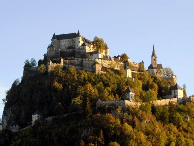 Неприступный замок на холме в Австрии