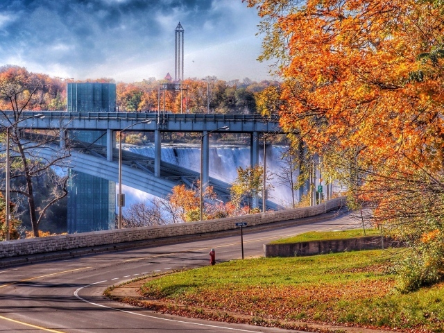 Мост над водопадом в Канаде