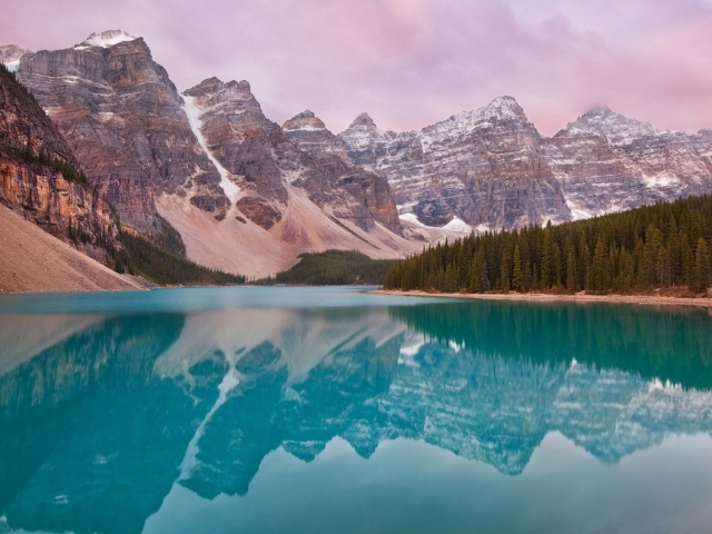 Ледниковое озеро Морейн в Канаде