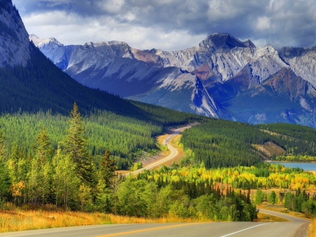 Шоссе среди горного леса в Канаде