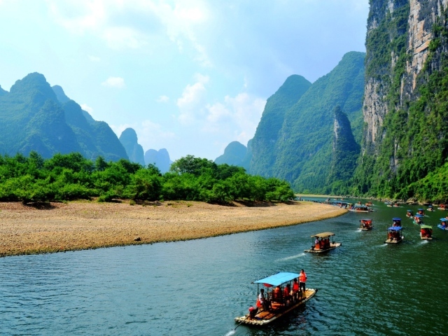 Сплав на лодках по реке в Китае
