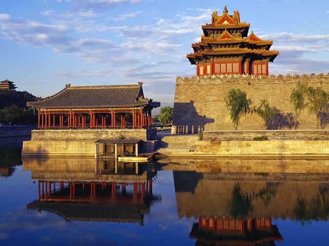 Храм среди воды в Китае