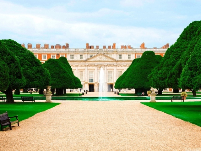 Великолепный замок Хамптон в Англии