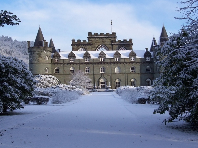 Заснеженный замок в Шотландии