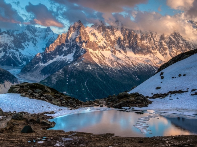 Озеро талой воды в горах, Шамони Франция