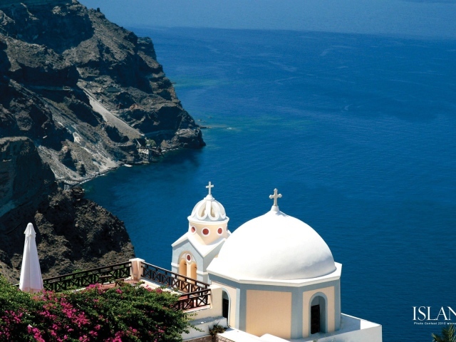 Церковь над морем в Греции
