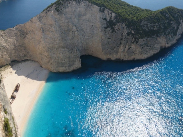 Белая скала на острове в Греции