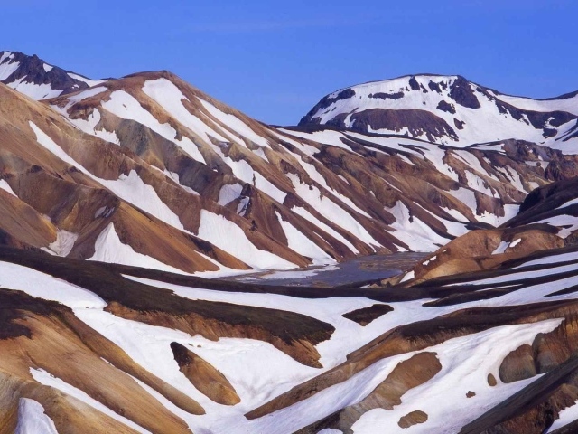 Коричневые горы в снегу в Исландии