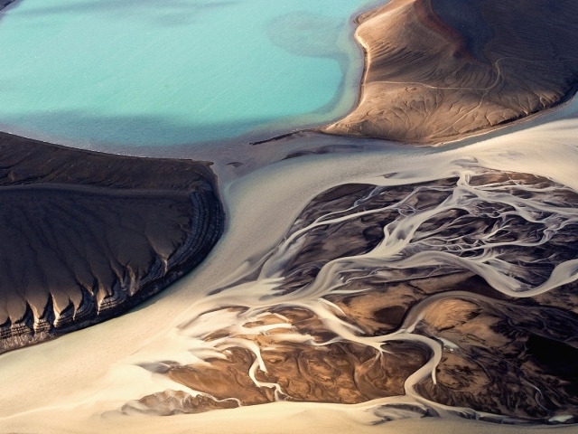 Суровый пейзаж в Исландии