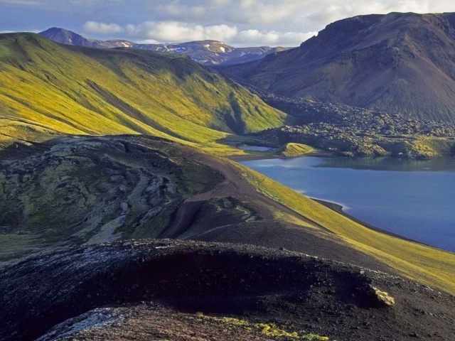 Горная неприветливая местность в Исландии