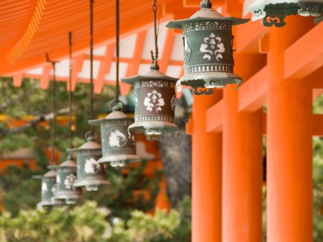 Железные светильники на здании в Японии