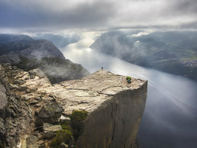 Гигантский утёс Прекестулен в Норвегии