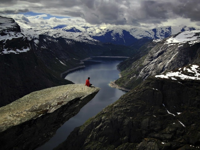 Скала над фьордом в Норвегии