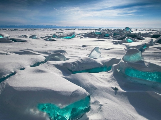 Лед на зимнем Байкале
