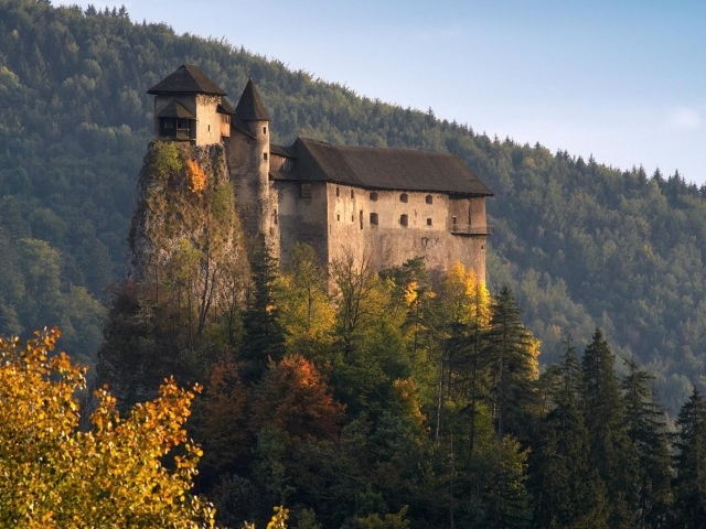 Замок на холме в Словакии