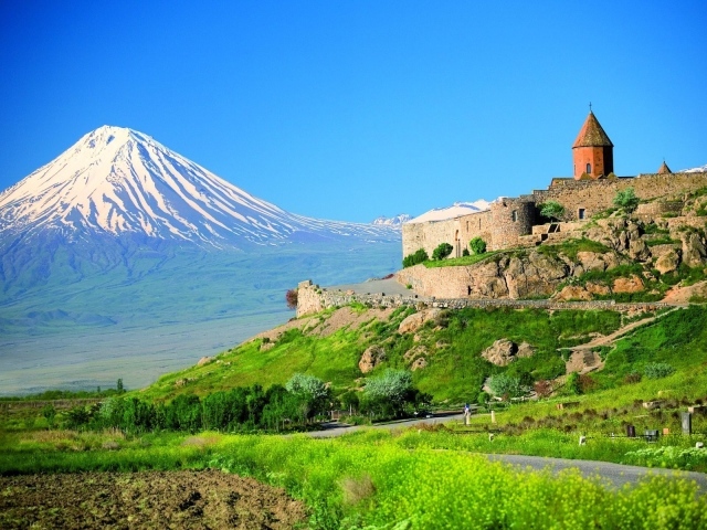 Армянская крепость на фоне горы Арарат