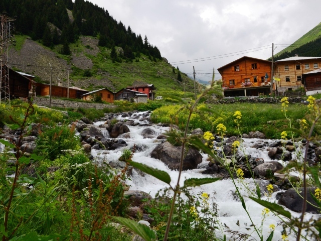 Деревня у горной реки, Турция