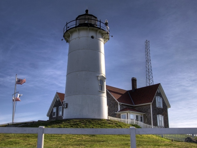 Большой маяк на побережье в США