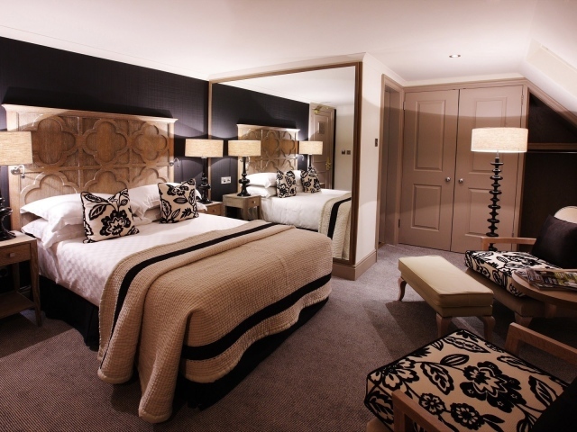 Комната в отеле в коричневых тонах