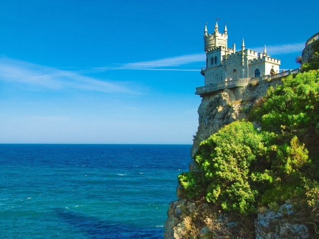 Маленький замок на скале над морем, Крым