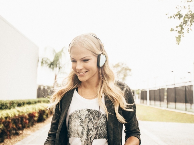 Спортсменка Дарья Клишина в наушниках