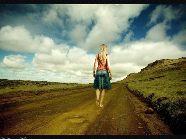 Босая девушка на дороге