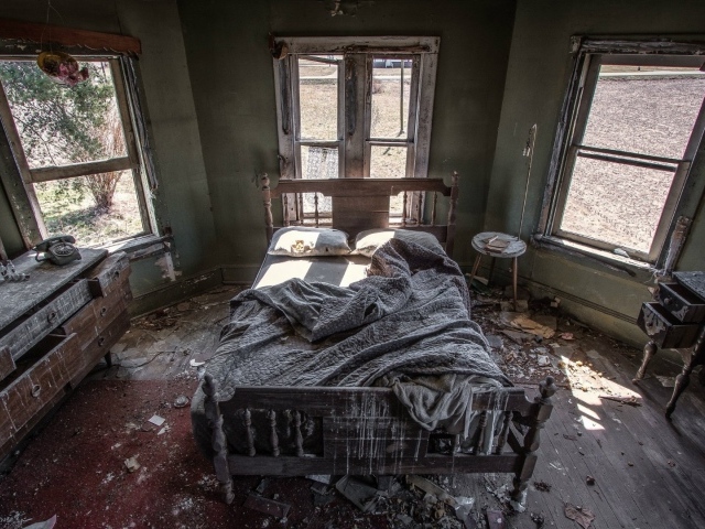 Спальня в заброшенном доме