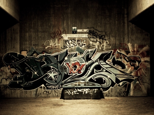 Граффити в подворотне