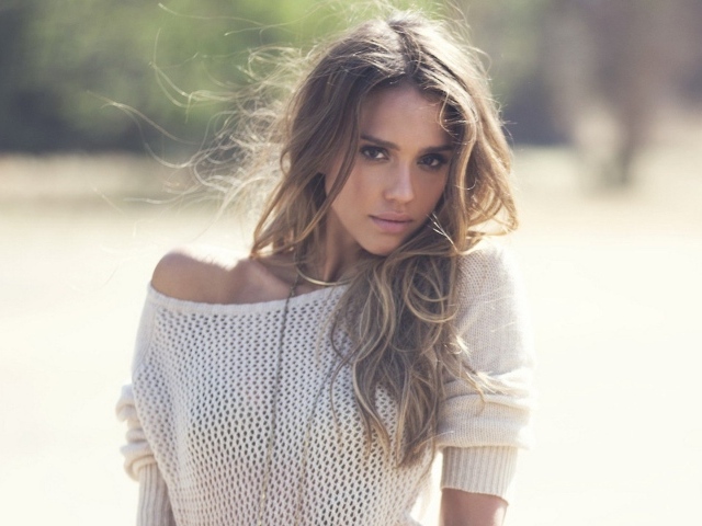 Джессика Альба в белом свитере