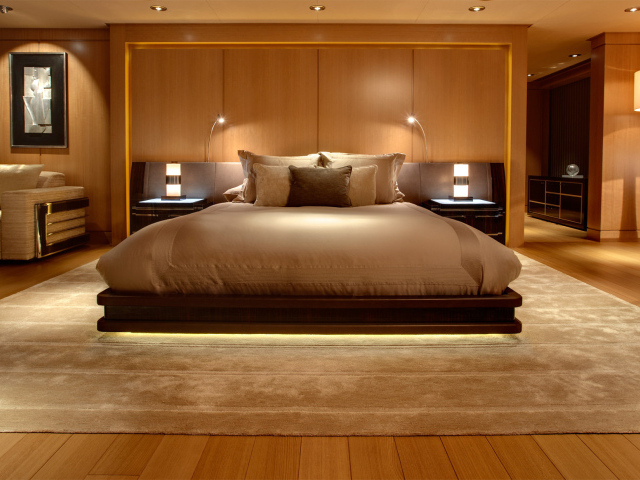 Кровать на большом ковре