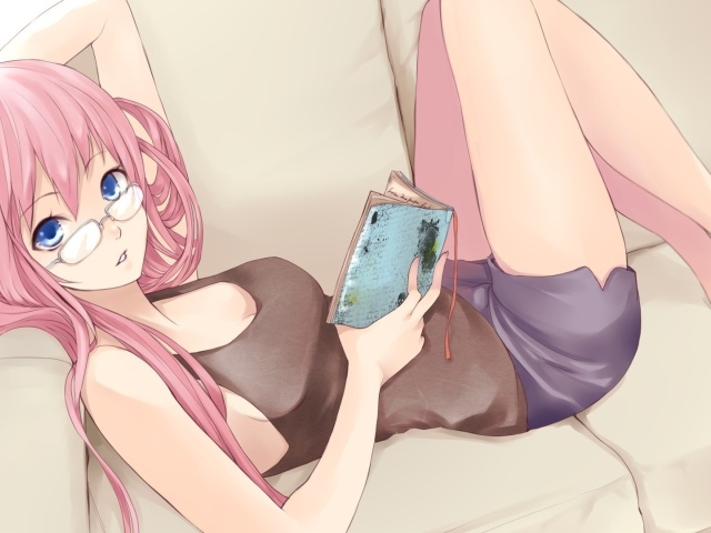 Аниме девушка в очках читает свой дневник