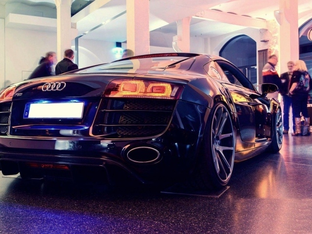 Черный Audi R8 в выставочном зале