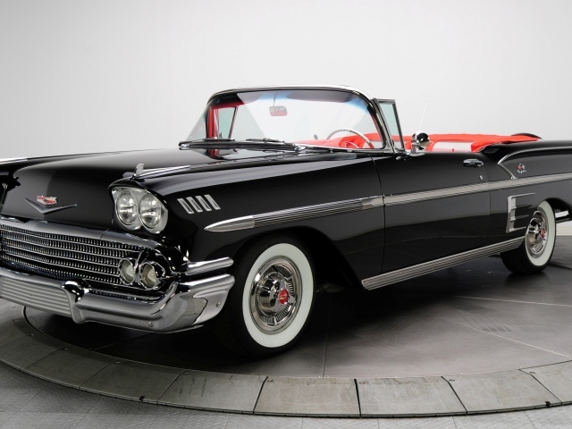 Черный ретро автомобиль Кадиллак кабриолет