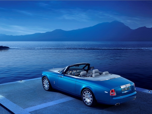 Голубой кабриолет Rolls-Royce на берегу