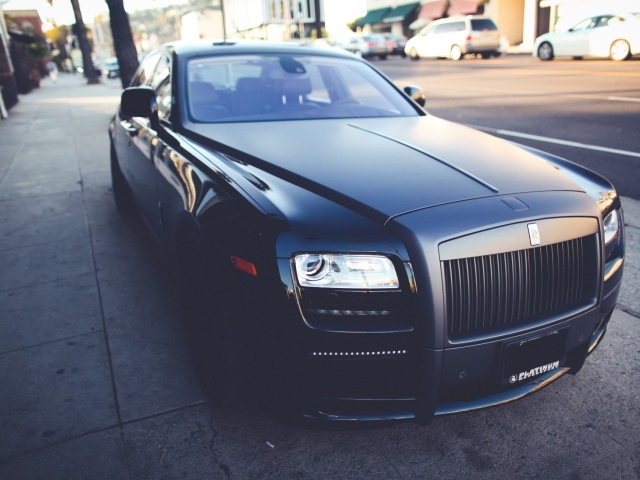 Восхитительный черный Rolls-Royce на улице
