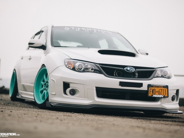 Светло зеленые диски у белого Subaru Impreza